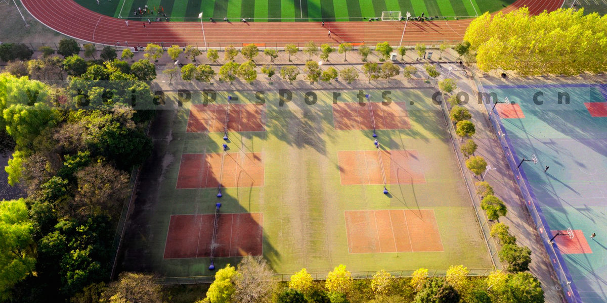 场馆电子计分屏特写，数字与指示灯发光，画面略带运动模糊